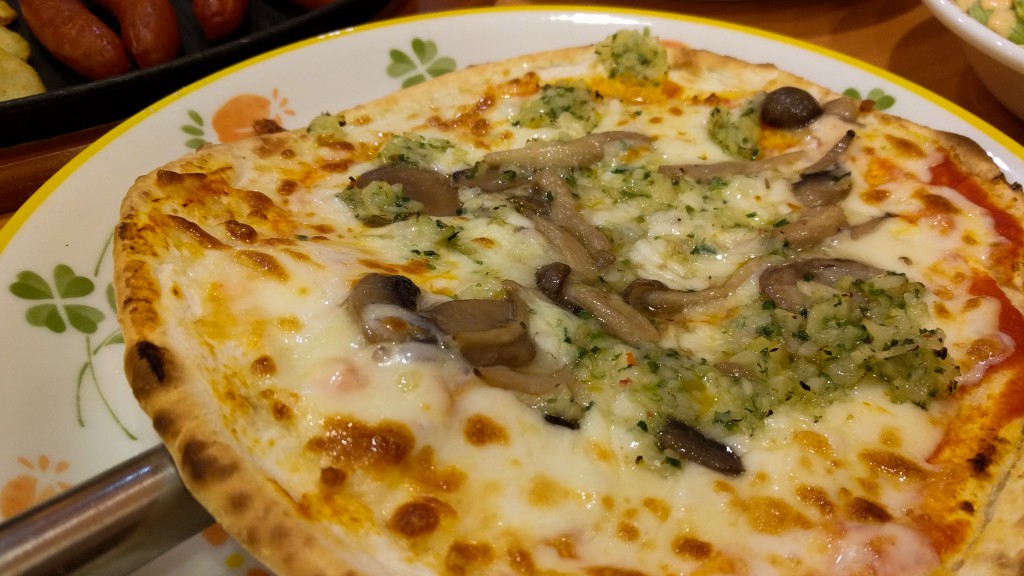 野菜ときのこのピザ（399円）